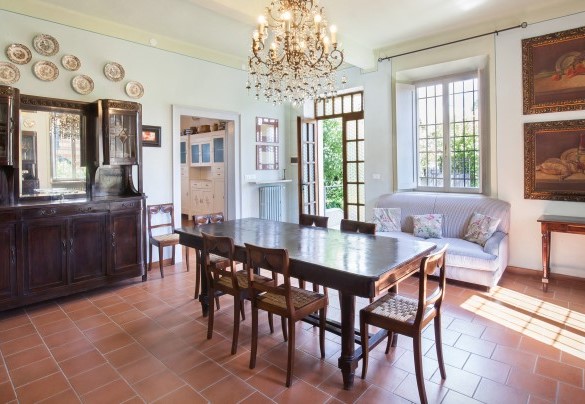 La sala da pranzo si trova subito all'entrata della Villa e alla sua destra si accede alla cucina - Ala Destra a pianoterra - Villa l'Oleandra