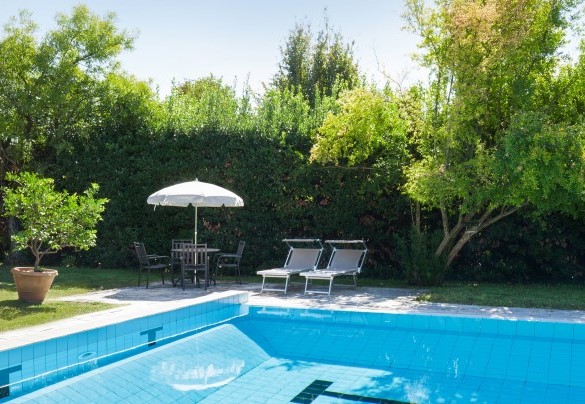 Il giardino intorno alla piscina offre molteplici angoli d'ombra - Villa l'Oleandra