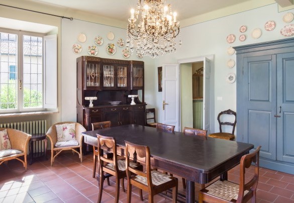 La sala da pranzo si trova subito all'entrata della Villa e alla sua destra si accede alla cucina - Ala Destra a pianoterra - Villa l'Oleandra