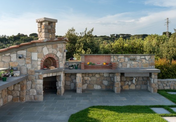 The BBQ and pizza oven next to the pool - Villa La Casina