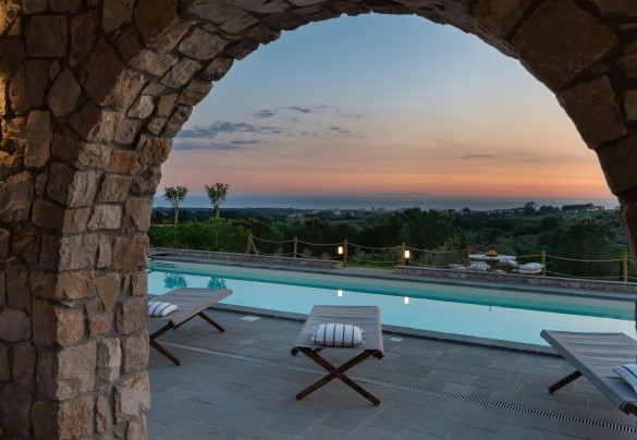 The illuminated swimming pool with the sunset over the sea as a backdrop - Villa La Casina