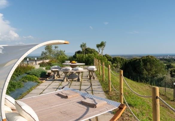 The double sun lounger and the outdoor table - Villa La Casina