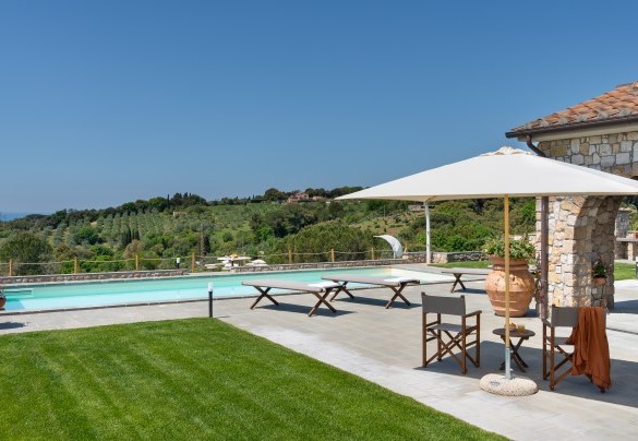 Towards the north, the gaze is lost over the rolling hills and olive groves - Villa La Casina