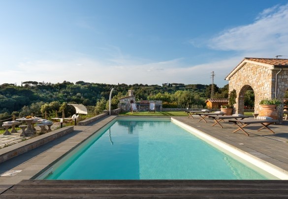 In a few meters, the swimming pool, the solarium, the BBQ and a table for convivial dinners under the stars - Villa La Casina