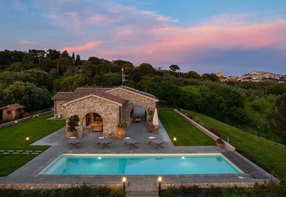 The villa at sunset, with the ancient village of Rosignano Marittimo in the background - Villa La Casina