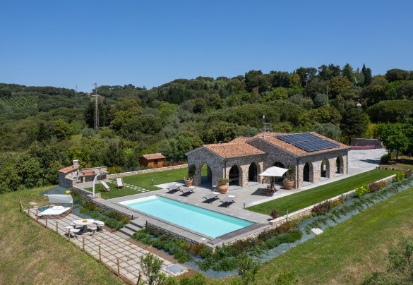 The villa is surrounded by woods and Mediterranean scrub - Villa La Casina