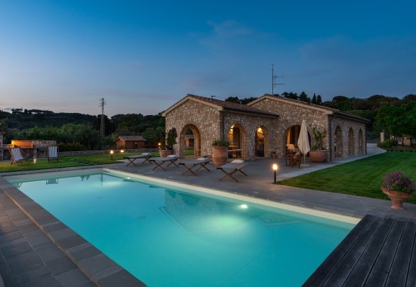 The illuminated swimming pool - Villa La Casina