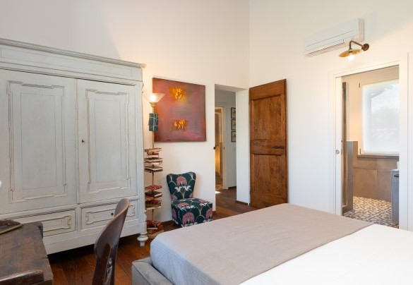 Double bedroom no. 1 with ensuite bathroom - Villa La Casina