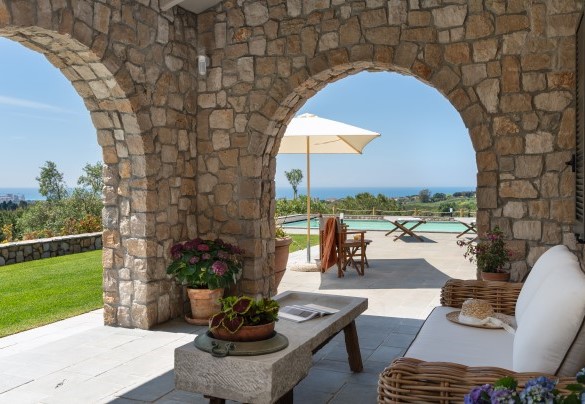 The living room under the porch and the view of the coast - Villa La Casina