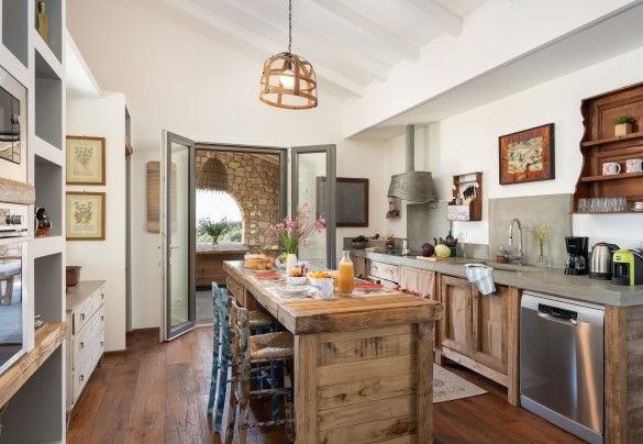 The kitchen with peninsula used as a table with stools - Villa La Casina