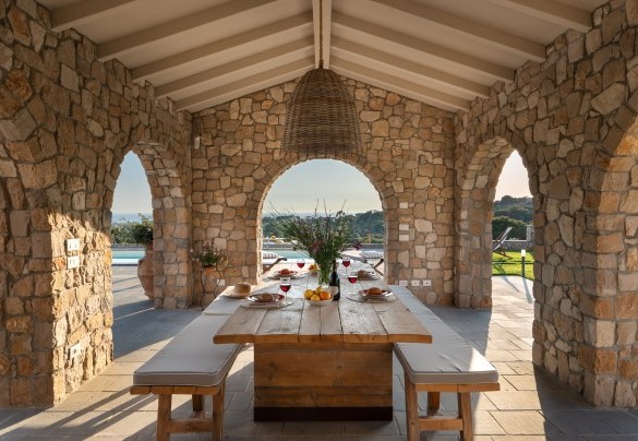 Under the porch, convenient to the kitchen, a wooden table for outdoor meals - Villa La Casina