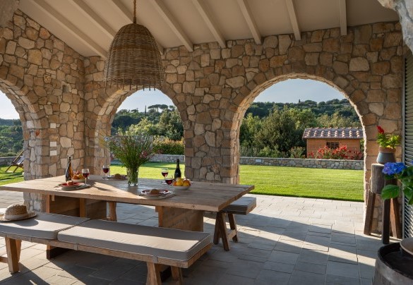Table and benches under the porch in front of the kitchen - Villa La Casina