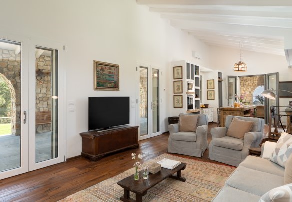 The living room with double entrance, the smart. TV and the kitchen