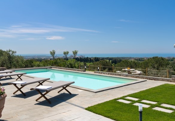 The pool offers a fantastic view on the coast up to the Island of Elba - Villa La Casina