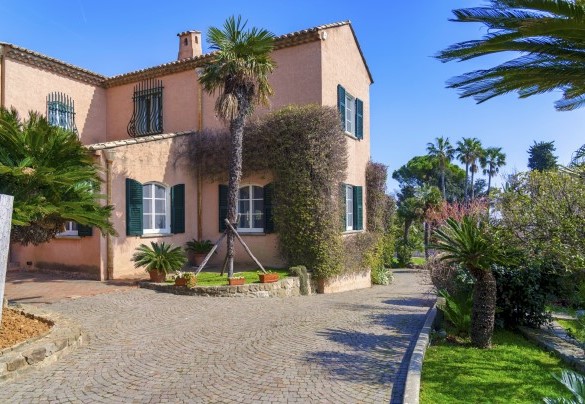 The paved porphyry road leading to the villa - Villa La Cicaliera