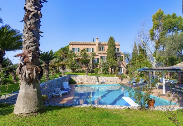 Surrounded by an enchanting botanical park of 5,500 square meters entirely fenced - Villa La Cicaliera
