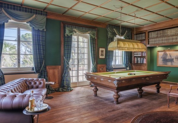 The wooden billiard table is of ancient and refined workmanship - Villa La Cicaliera