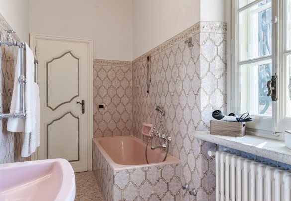 The bathroom with bathtub n. 4 on the second floor - Villa La Cicaliera