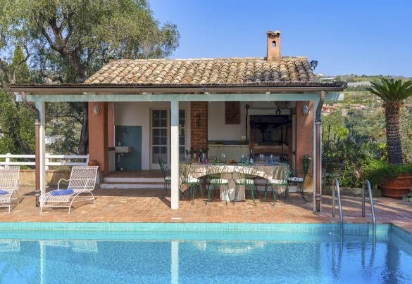 The pergola, the barbecue and the annex e with services in the pool area - Villa La Cicaliera