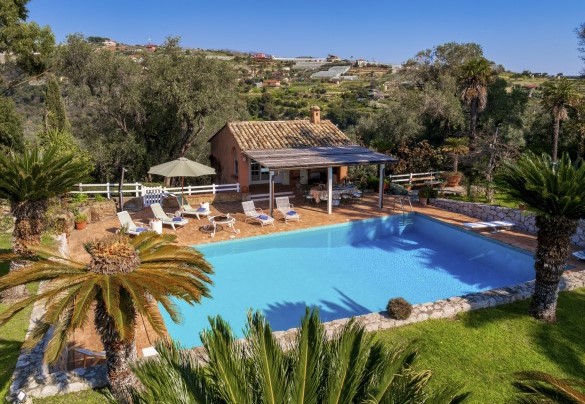 The pool is rectangular with mosaic coating - Villa La Cicaliera