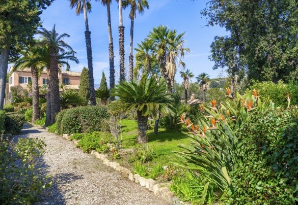 The park is crossed by pedestrian paths paved in porphyry or gravel -Villa La Cicaliera
