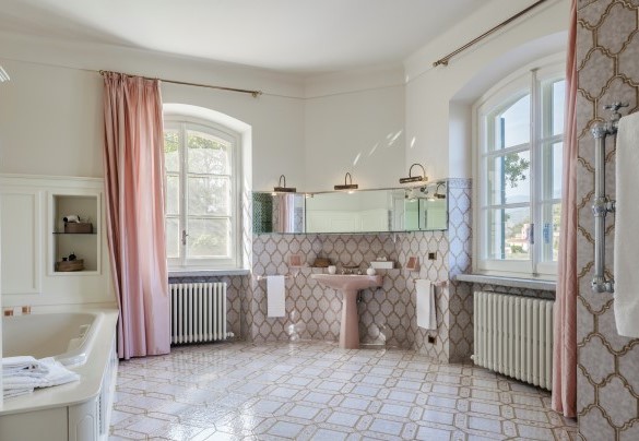 The large bathroom (2) ensuite with jacuzzi and shower on the first floor - Villa la Cicaliera