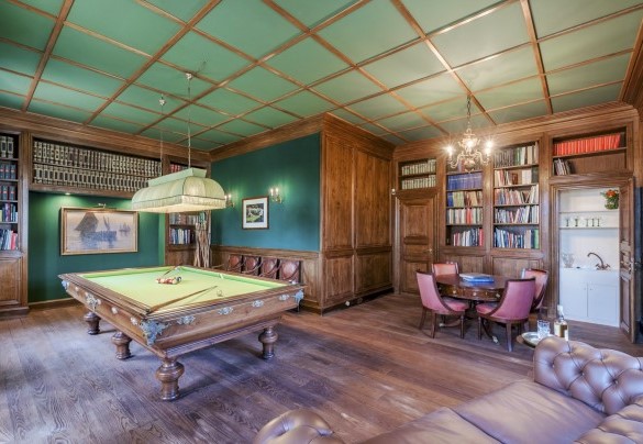 The billiard room with its splendid boiserie - Villa La Cicaliera