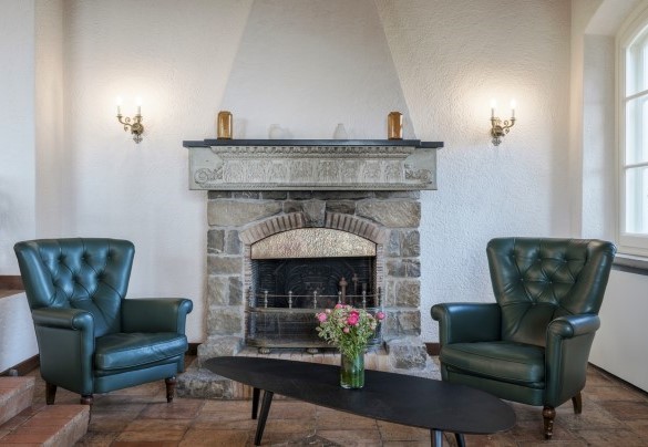 The ornamental fireplace in the living room - Villa La Cicaliera