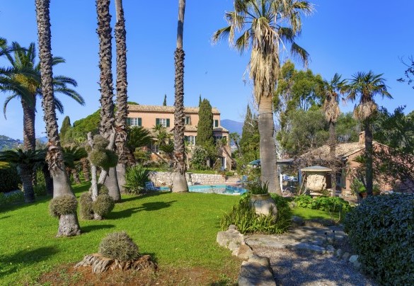 Private grounds are characterized by the presence of large flowerbeds - Villa La Cicaliera
