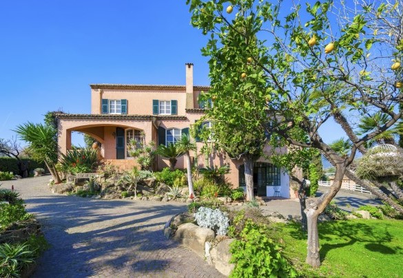 The villa of about 700 square meters is built on three floors - Villa La Cicaliera