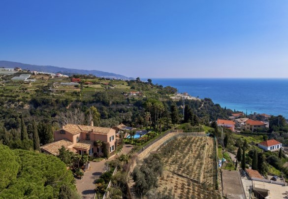 In the Riviera dei Fiori, in Liguria, in a panoramic area near Sanremo - Villa La Cicaliera