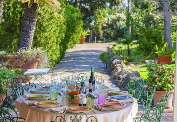 The table for banquets by the pool - Villa la Cicaliera