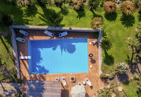The area of the stone-paved pool terrace measures about 100 sq m - Villa La Cicaliera