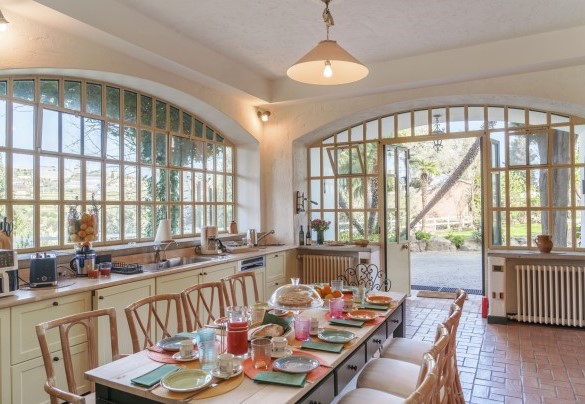 The kitchen overlooks the garden 20 meters from the pool - Villa La Cicaliera