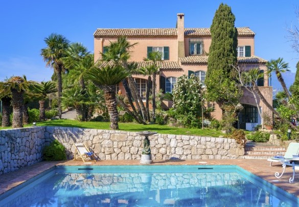 The pool is embellished with a scenic fountain with allegorical figures - Villa la Cicaliera