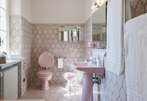 The bathroom with bathtub n. 4 on the second floor - Villa La Cicaliera