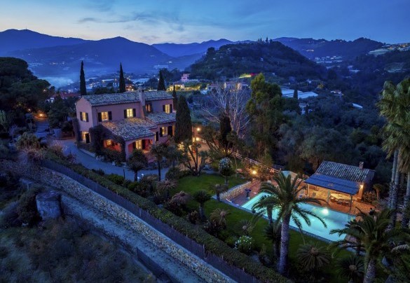 The garden is totally fenced by net or walls of height above 150 cm - Villa La Cicaliera