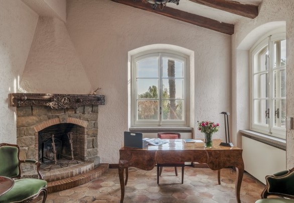 The elegant study with the beautiful (ornamental) fireplace on the first floor - Villa La Cicaliera