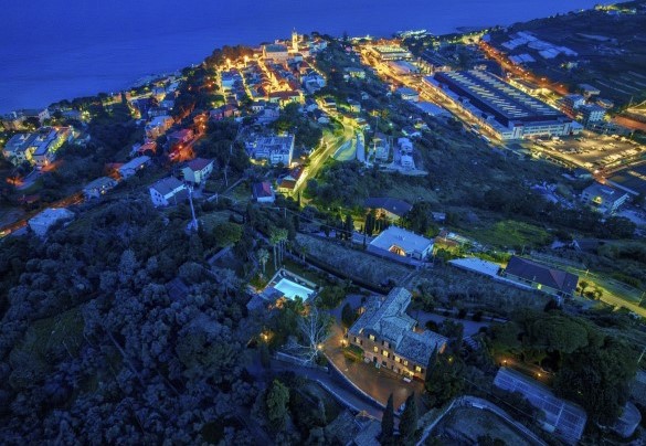 Located in Sanremo on the road leading to Bussana Vecchia - Villa La Cicaliera