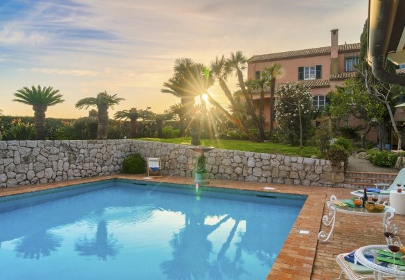 You reach the pool along the driveway and down three steps - Villa La Cicaliera