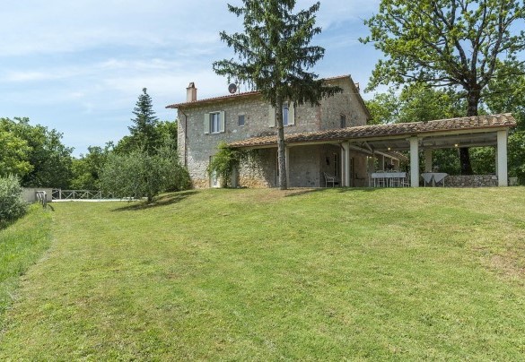 The garden surrounding the house, overlooking the green landscape - Villa La Corte 