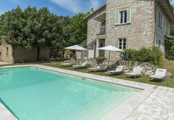 The pool and the sunbath area set up with sunbeds, and sun umbrella - Villa La Corte 