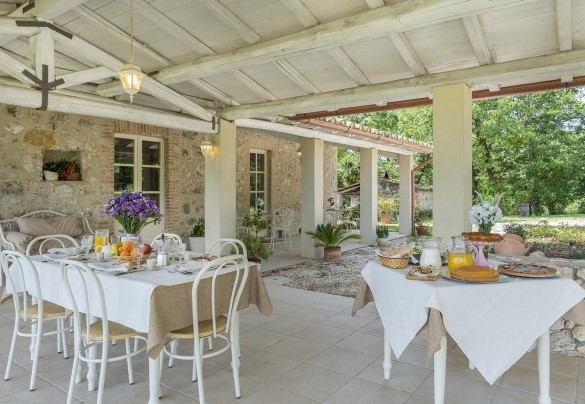 The large porch with the table prepared for outdoor breakfasts - Villa La Corte 