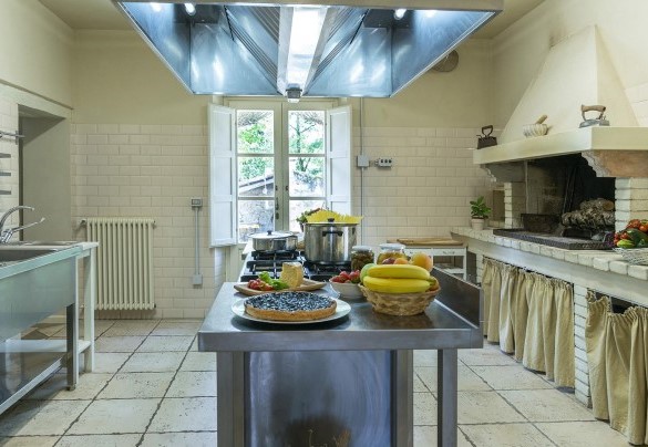 The fully equipped professional kitchen with barbecue fireplace - Villa La Corte 