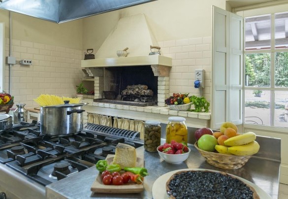 The fully equipped professional kitchen with barbecue fireplace - Villa La Corte 