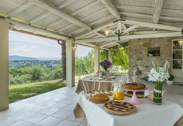 The large porch with the table prepared for outdoor breakfasts - Villa La Corte 