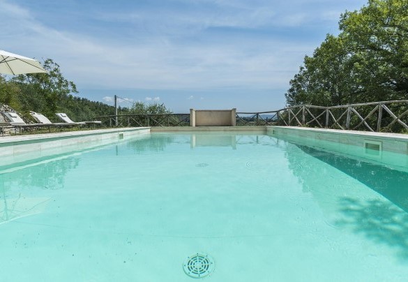 The pool is located six m away from the house with view on the surrounding countryside - Villa La Corte 