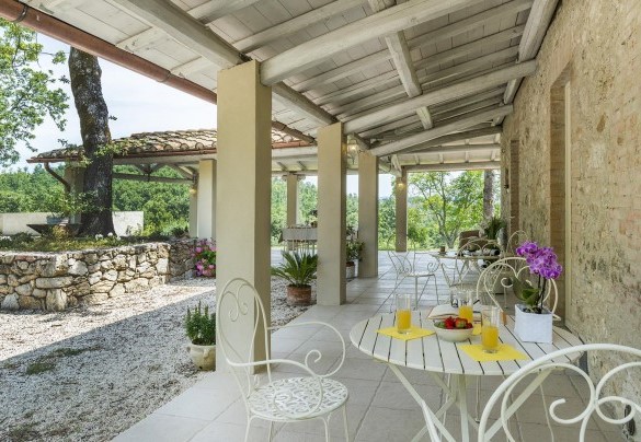The porch and the main entrance - Villa La Corte 