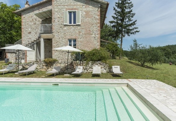 The swimming pool for exclusive use and in the background the house - Villa La Corte 