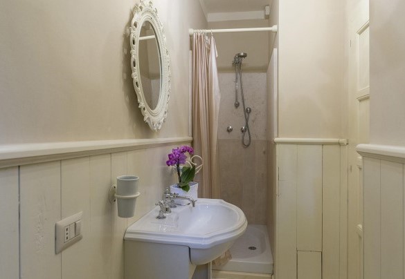 Bathroom with shower n.1 en suite on the bedroom n.1 - Villa La Corte 